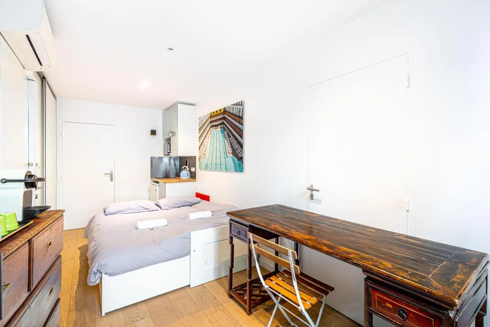 Charming Stay In The 16Th contacts